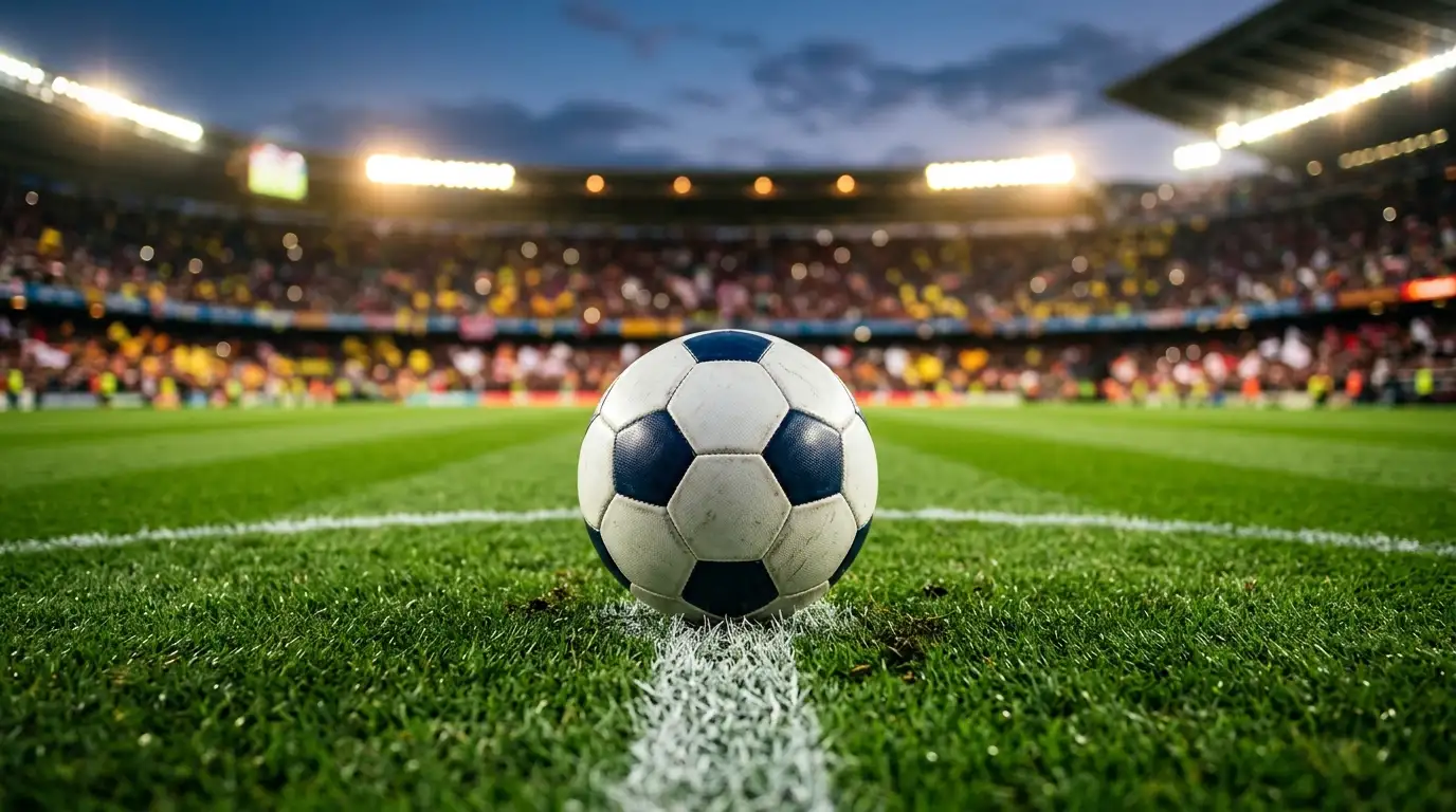 Spielball der WM 2026 auf dem Anstosspunkt eines hell erleuchteten Stadions kurz vor dem Anpfiff